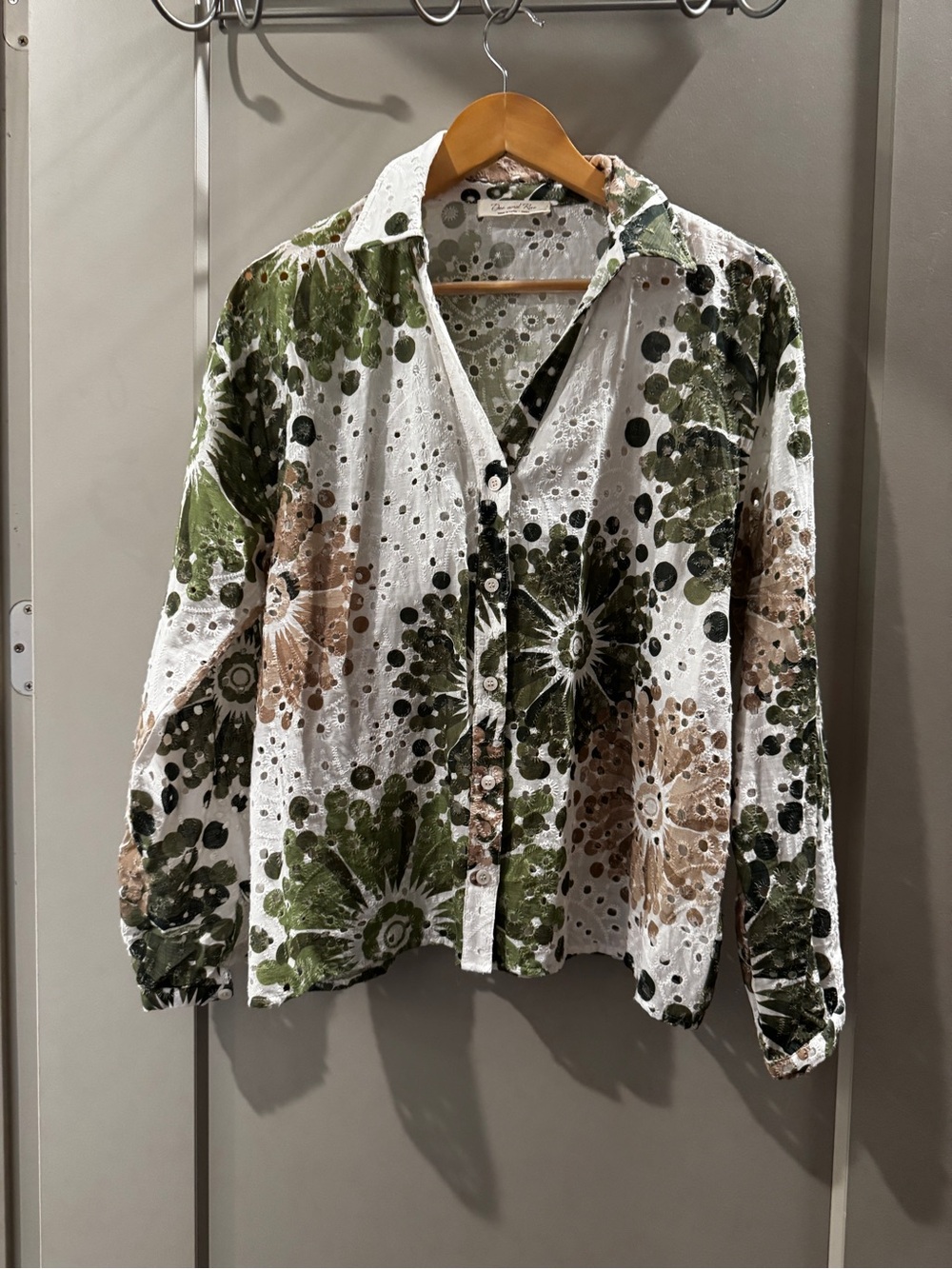 Doe & Rae White Eyelet Button-Front Blouse with Olive & Tan Floral